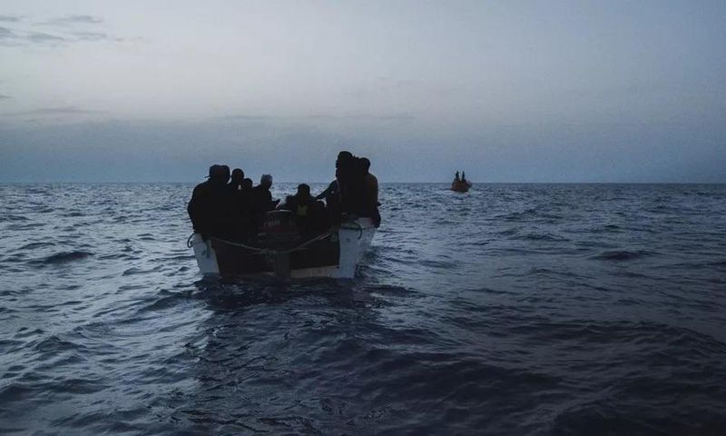 Des migrants tentent de traverser la Méditerranée le 4 juillet 2021 au large de la Libye (EYEPRESS NEWS - AFP)