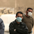 Des hommes égyptiens attendent devant une banque alimentaire, après que des restrictions de mouvement imposées pour lutter contre le coronavirus ont paralysé des moyens de subsistance déjà précaires