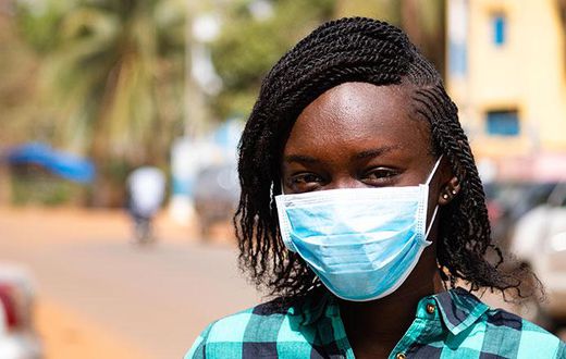 Coronavirus : a schoolgirl wearing a mask