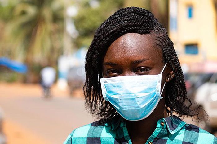 Coronavirus : a schoolgirl wearing a mask