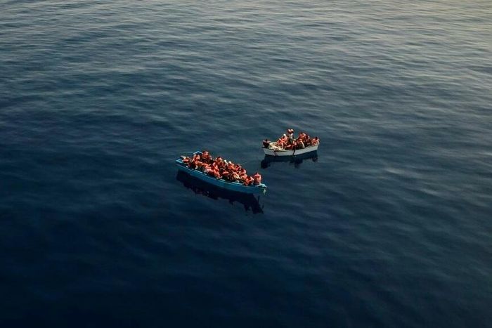 Deux bateaux de migrants au large de l'île italienne de Lampedusa, le 29 juillet 2021 -image d'illustration- AP - Santi Palacios