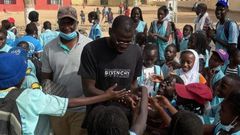 Koulibaly offre un bateau de médicaments au Sénégal