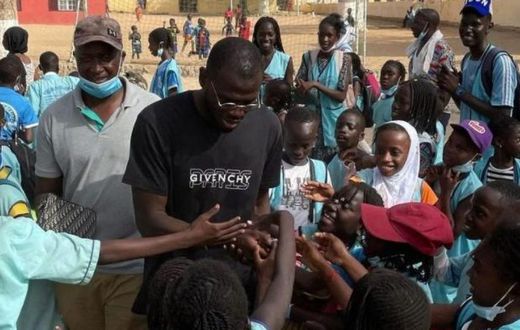 Koulibaly offre un bateau de médicaments au Sénégal