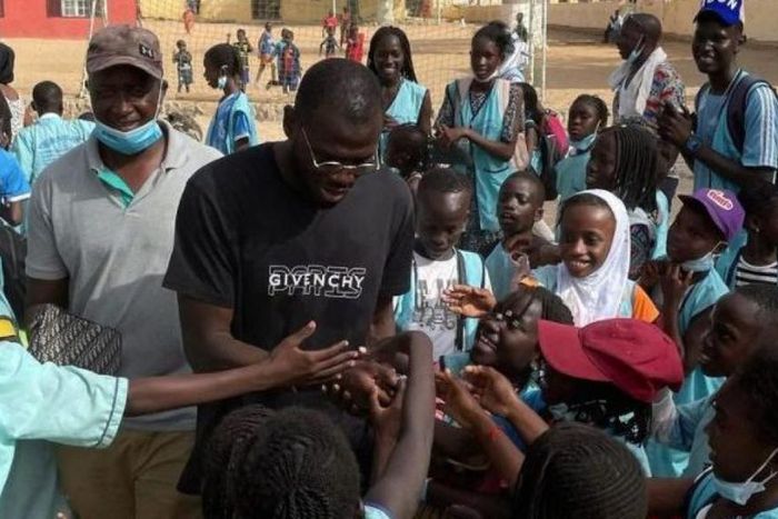 Koulibaly offre un bateau de médicaments au Sénégal