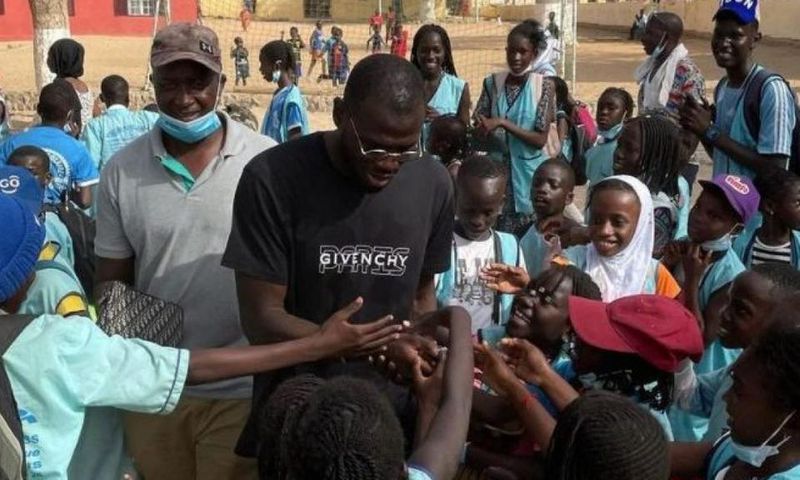 Koulibaly offre un bateau de médicaments au Sénégal