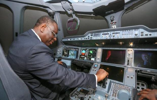 Macky Sall dans le cockpit d'un Airbus A330neo