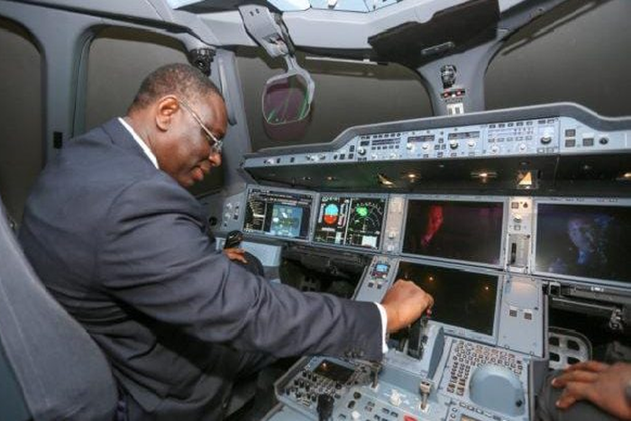 Macky Sall dans le cockpit d'un Airbus A330neo