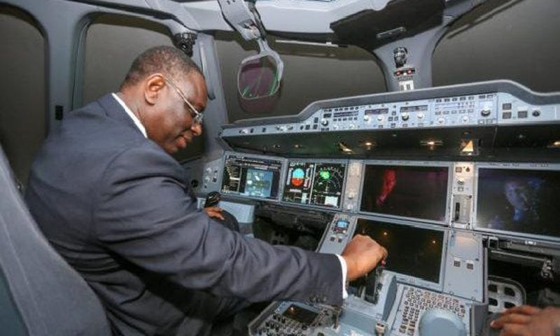 Macky Sall dans le cockpit d'un Airbus A330neo