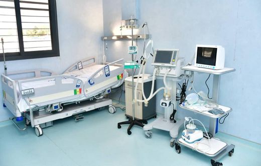 Une chambre d'hôpital au service des maladies infectieuses de FANN