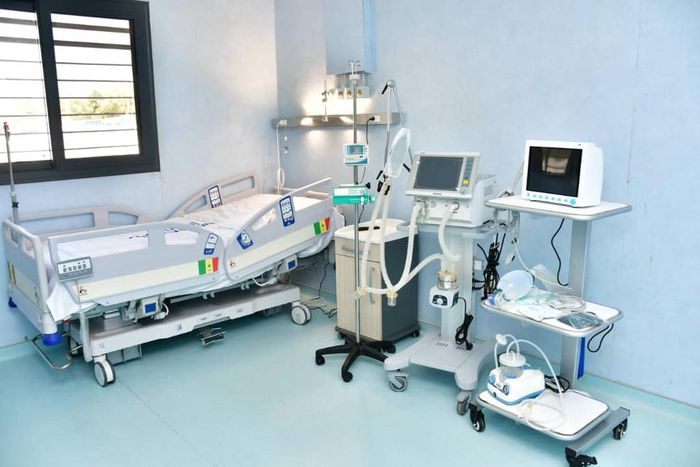 Une chambre d'hôpital au service des maladies infectieuses de FANN