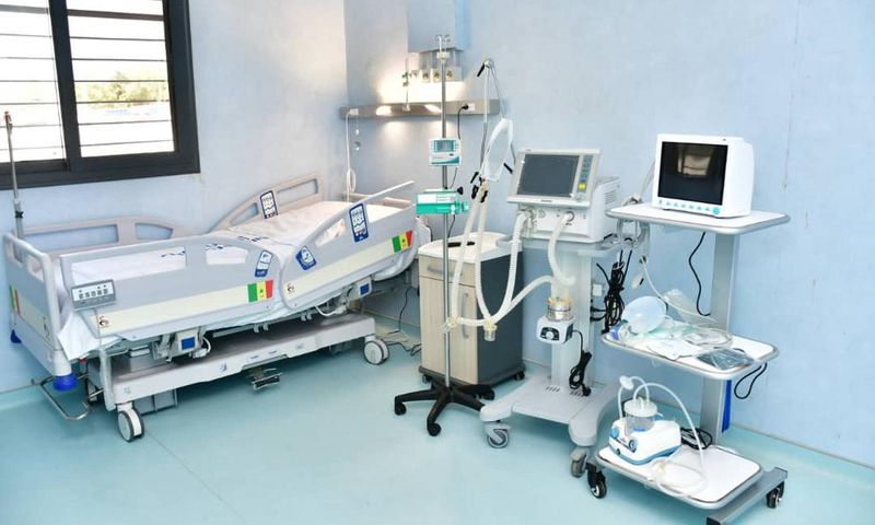 Une chambre d'hôpital au service des maladies infectieuses de FANN