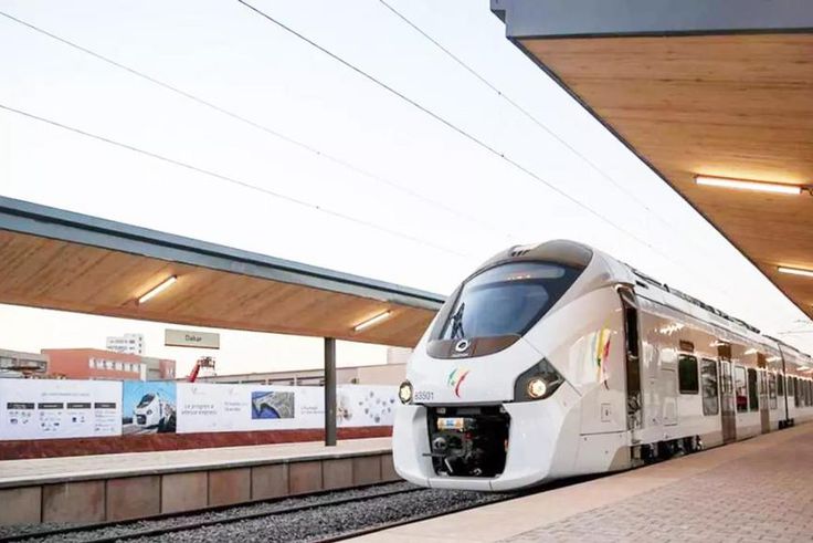 Rame de TER en gare à Dakar