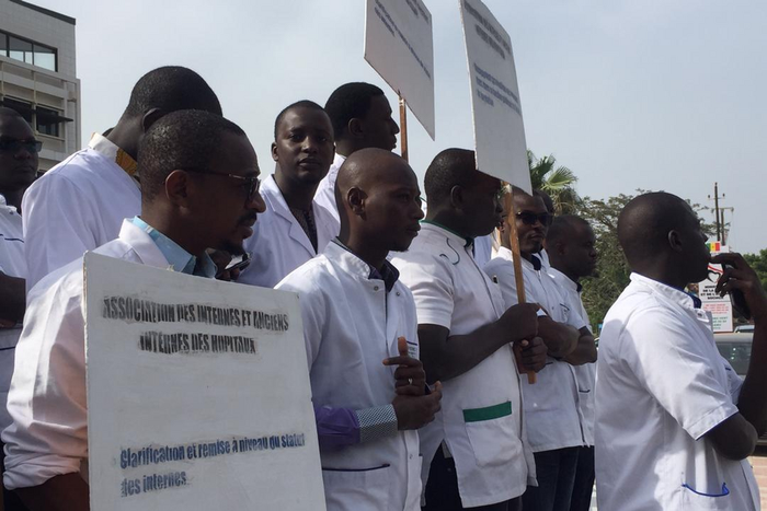 INSERTION PROFESSIONNELLE : SANTÉ - LES INTERNES DES HÔPITAUX RUENT DANS LES BRANCARDS
