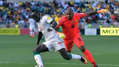 South Africa goalkeeper Itumeleng Khune (R) chases Senegal star Sadio Mane during a 2018 World Cup qualifer.