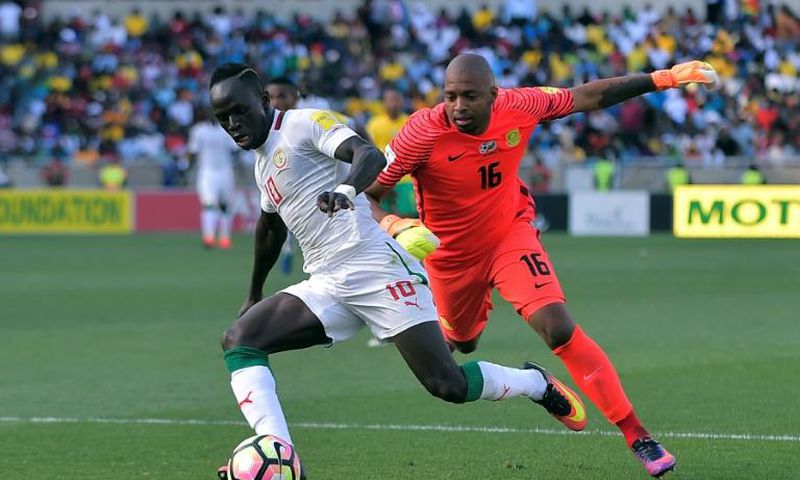 South Africa goalkeeper Itumeleng Khune (R) chases Senegal star Sadio Mane during a 2018 World Cup qualifer.