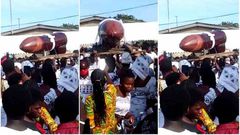 Une femme enterrée dans un cercueil en forme de pénis