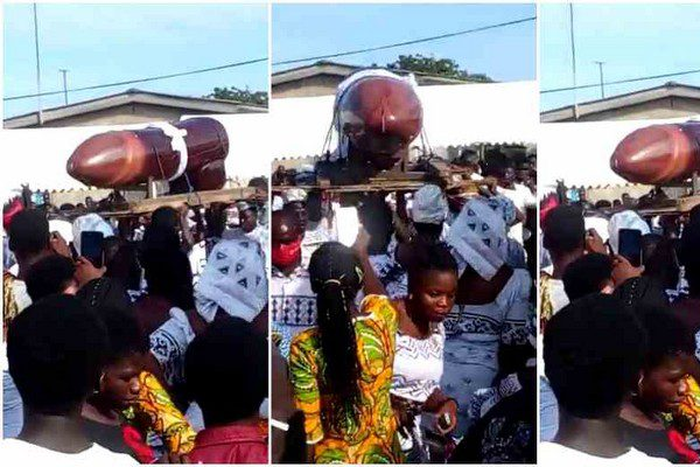 Une femme enterrée dans un cercueil en forme de pénis