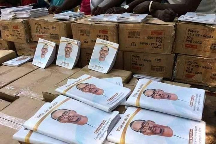 Le directeur des Domaine offre des cahiers à son effigie aux élèves de Kolda