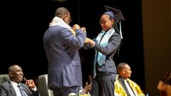Diary Sow récompensée par le Président Macky Sall après avoir remporté le premier prix du Concours Général du Sénégal