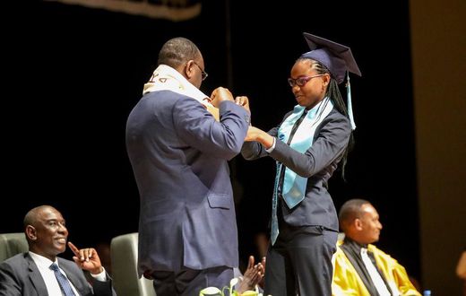 Diary Sow récompensée par le Président Macky Sall après avoir remporté le premier prix du Concours Général du Sénégal