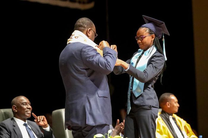 Diary Sow récompensée par le Président Macky Sall après avoir remporté le premier prix du Concours Général du Sénégal