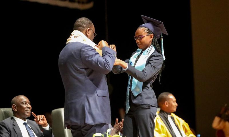 Diary Sow récompensée par le Président Macky Sall après avoir remporté le premier prix du Concours Général du Sénégal