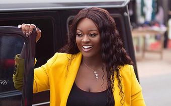 10 manières de porter des blazers comme une bosse inspirée par l'actrice Jackie Appiah