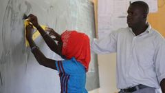 Sénégal : une jeune fille s'exerce en classe sous la supervision d'un enseignant