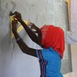 Sénégal : une jeune fille s'exerce en classe sous la supervision d'un enseignant