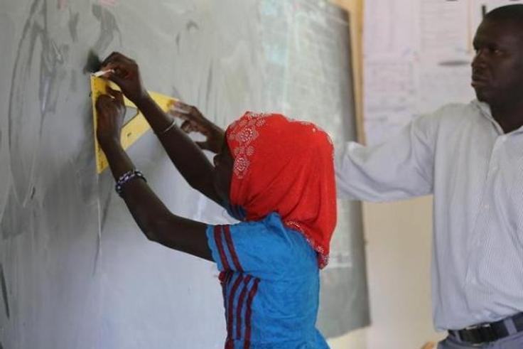 Sénégal : une jeune fille s'exerce en classe sous la supervision d'un enseignant