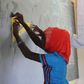 Sénégal : une jeune fille s'exerce en classe sous la supervision d'un enseignant