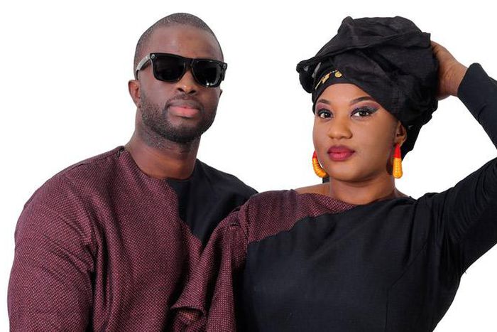 Le couple MABOO sensibilise la population sénégalaise à lutter contre le coronavirus.