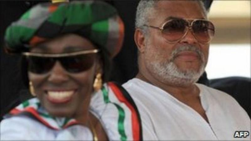 Ici avec son épouse Nana Konadu Rawlings