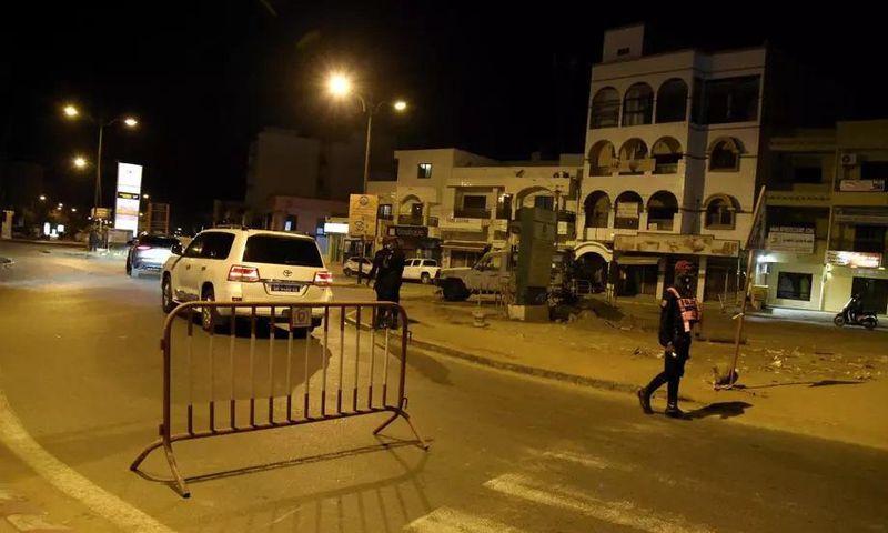 Couvre-feu à Dakar : des policiers en patrouille