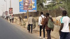 En l'absence de véhicules de transports en commun, les dakarois se rendent au travail ou à l'école à pieds
