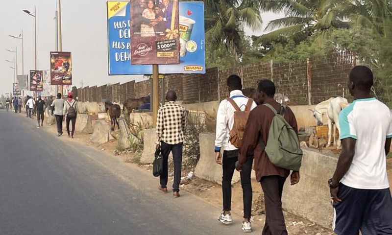 En l'absence de véhicules de transports en commun, les dakarois se rendent au travail ou à l'école à pieds