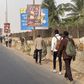 En l'absence de véhicules de transports en commun, les dakarois se rendent au travail ou à l'école à pieds