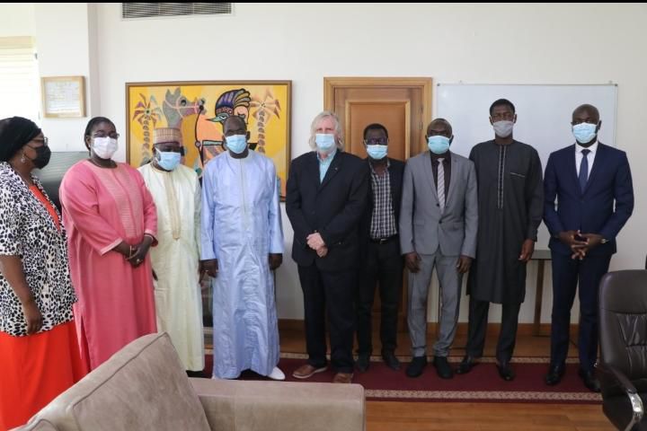 Pr Raoult reçu par Diouf Sarr
