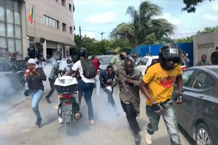 Heurts entre policiers et partisans de l'opposition