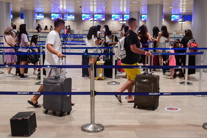 Des voyageurs dans un aéroport