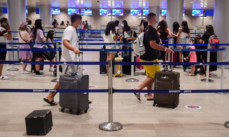 Des voyageurs dans un aéroport