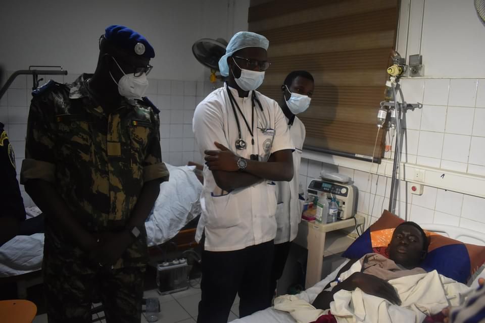 Félix Antoine Diome au chevet des blessés lors des manifestations