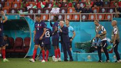 Paul Pogba et Didier Deschamps en grande discussion pendant France-Suisse