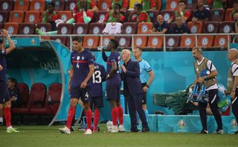 Paul Pogba et Didier Deschamps en grande discussion pendant France-Suisse
