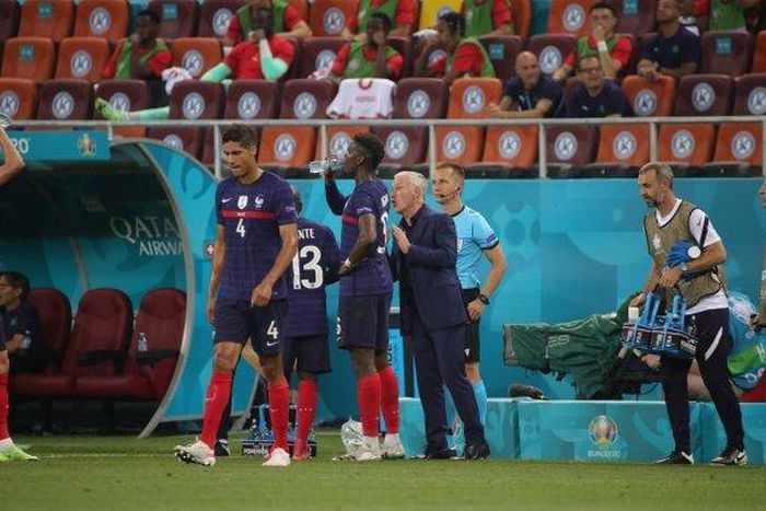 Paul Pogba et Didier Deschamps en grande discussion pendant France-Suisse