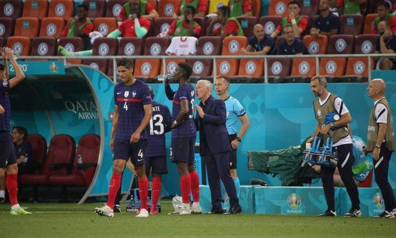 Paul Pogba et Didier Deschamps en grande discussion pendant France-Suisse