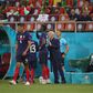Paul Pogba et Didier Deschamps en grande discussion pendant France-Suisse