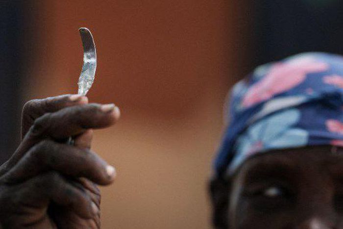 Ancienne-exciseuse-montrant-outil-coupant