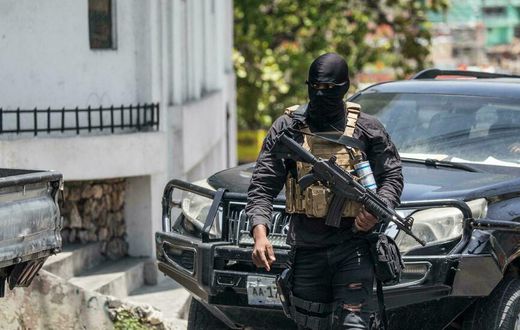 La police patrouille dans les rues de Pétionville, en Haïti, le 9 juillet 2021 © AFP
