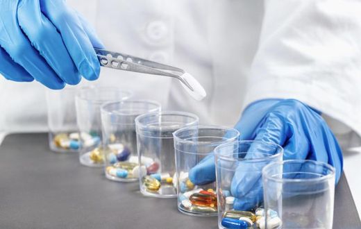 sorting-medications-WAZPM5E